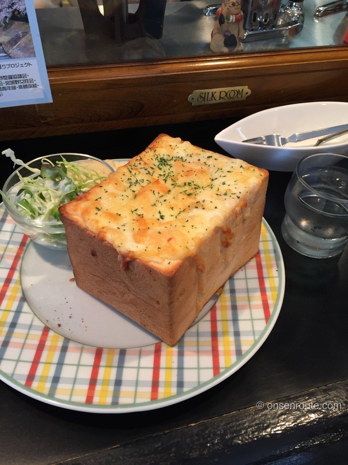 名物のぱんグラタン