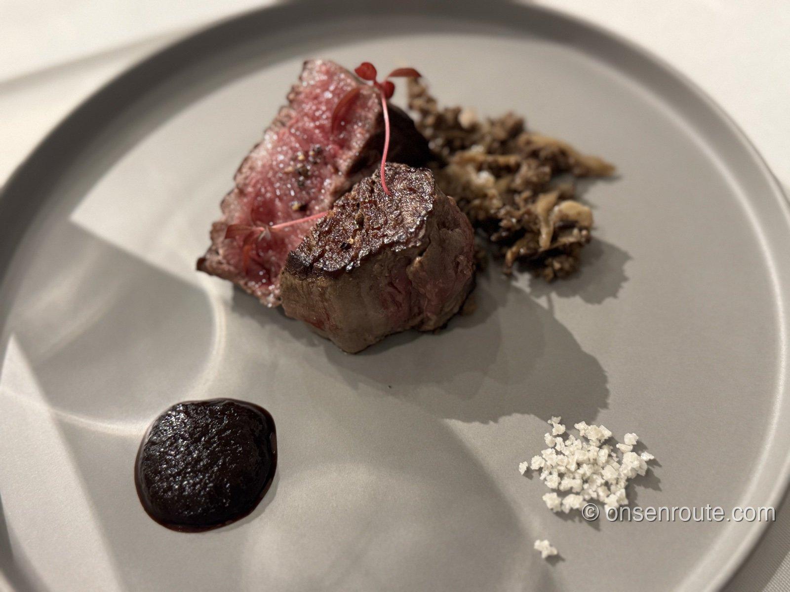 コースのメインの肉料理。ソースと塩が添えられている