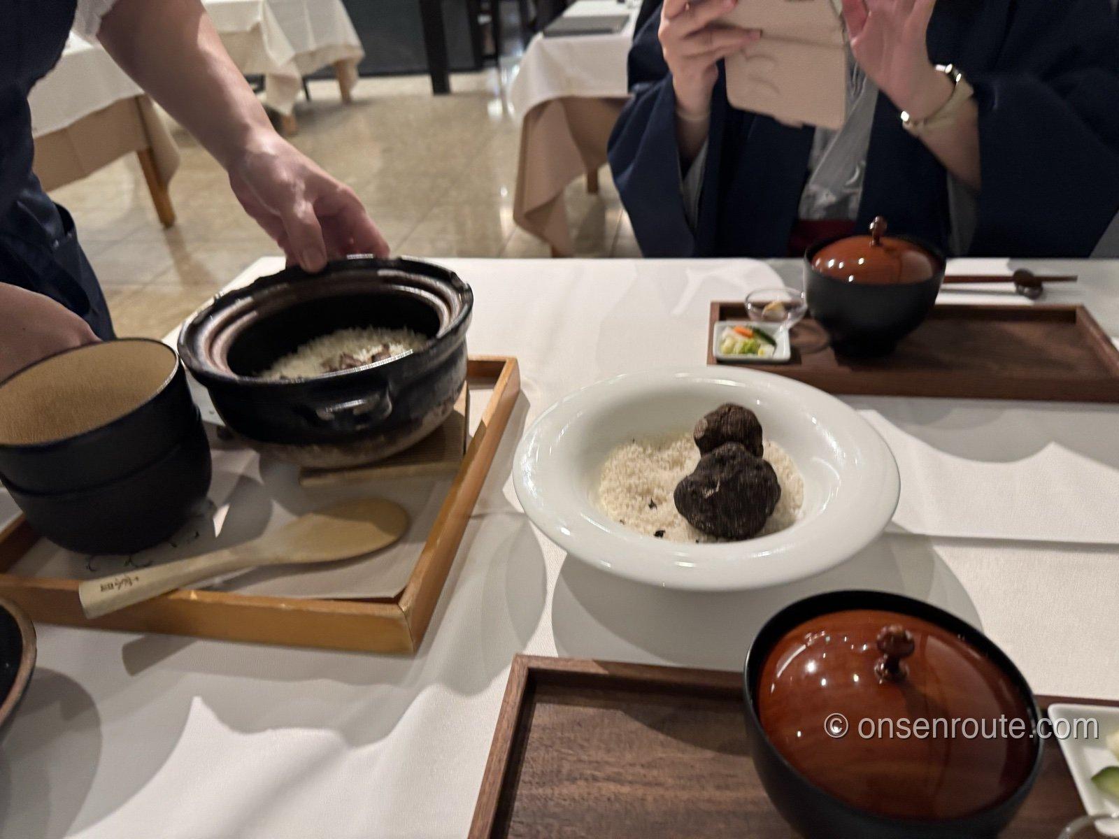 土鍋のトリュフご飯。シェフがテーブルの横でトリュフを削ってくれる