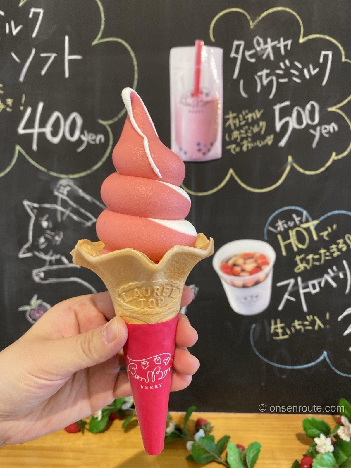 いちごBonBonBERRYの濃厚いちごソフトクリーム