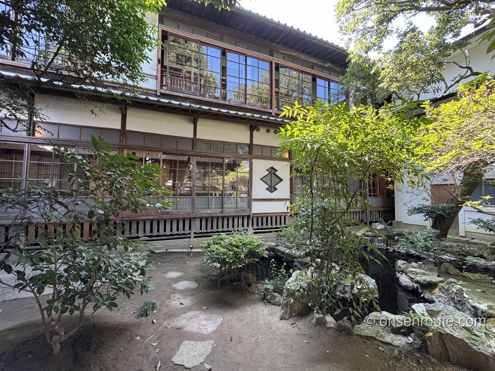 人吉旅館の庭から見た木造2階建ての建物