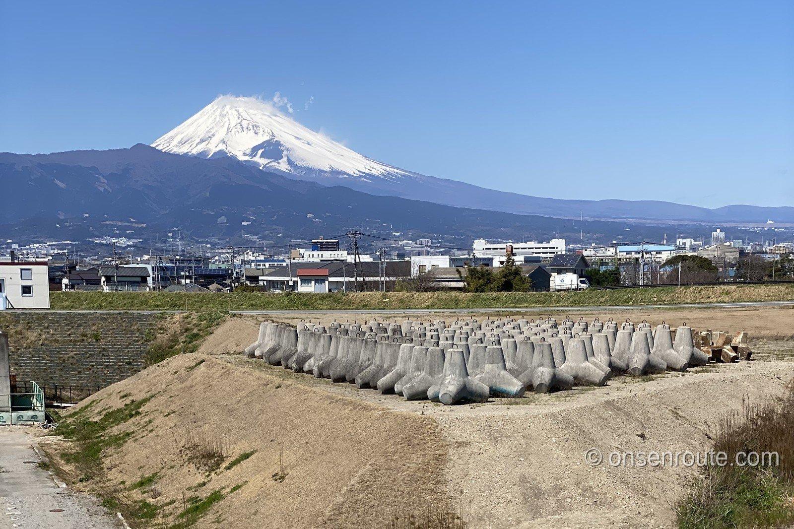 道の駅伊豆ゲートウェイ函南から望む富士山