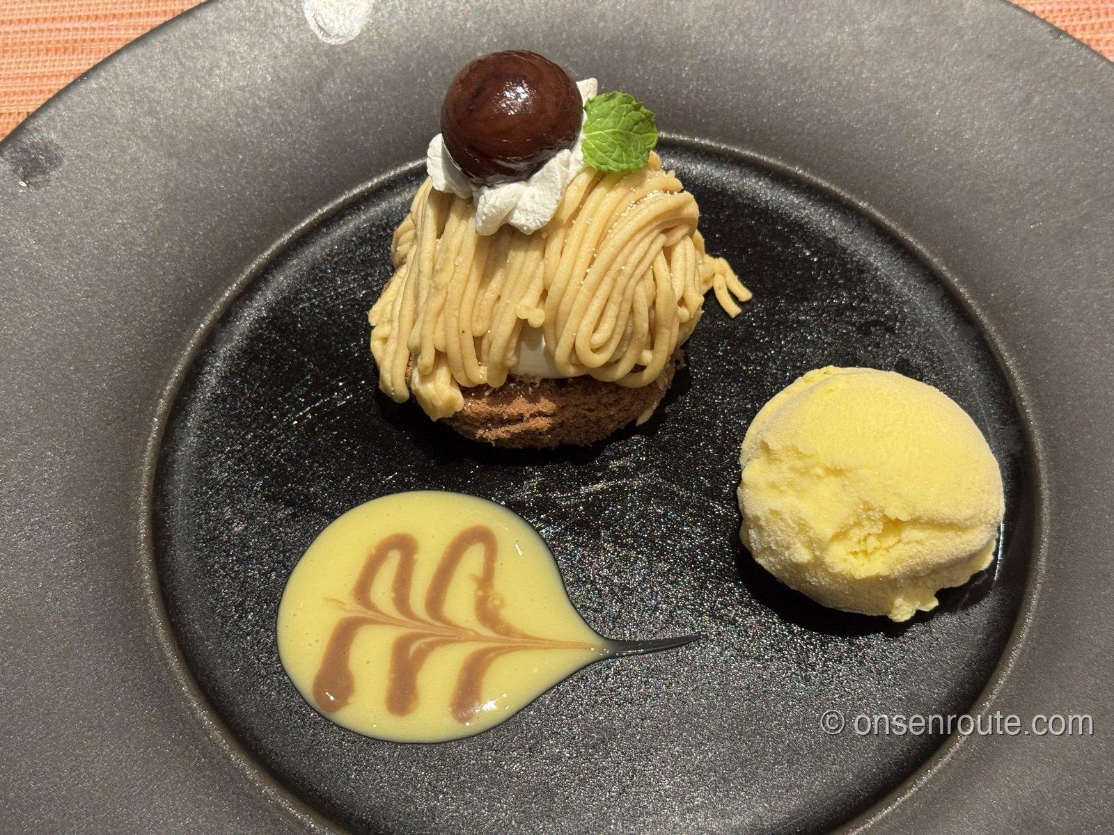 モンブラン仕立てのデザート。マロンクリームの下にスポンジ、脇にソースとアイスクリームが添えられている