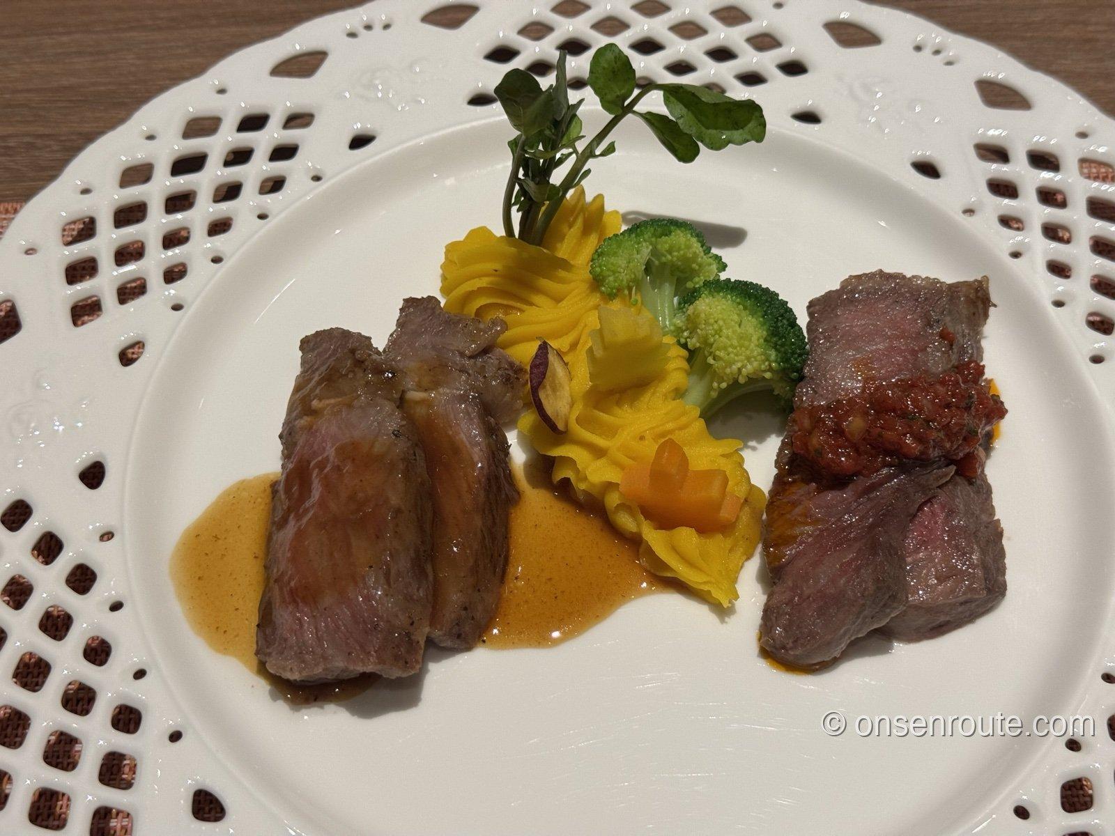 2種の焼き加減で提供された肉料理。渦巻き状のマッシュポテトとブロッコリー、ソースが添えられている
