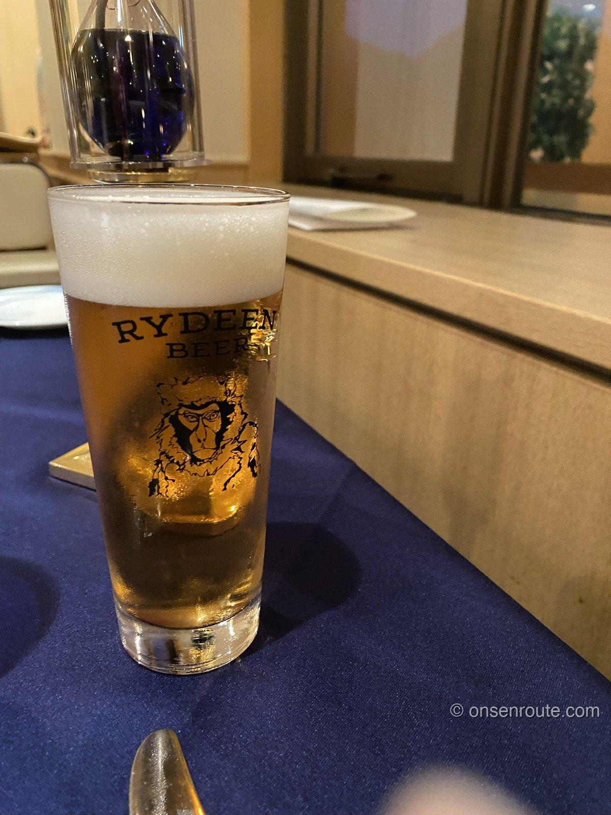 RYDEEN BEERのロゴ入りグラスに注がれたクラフトビール