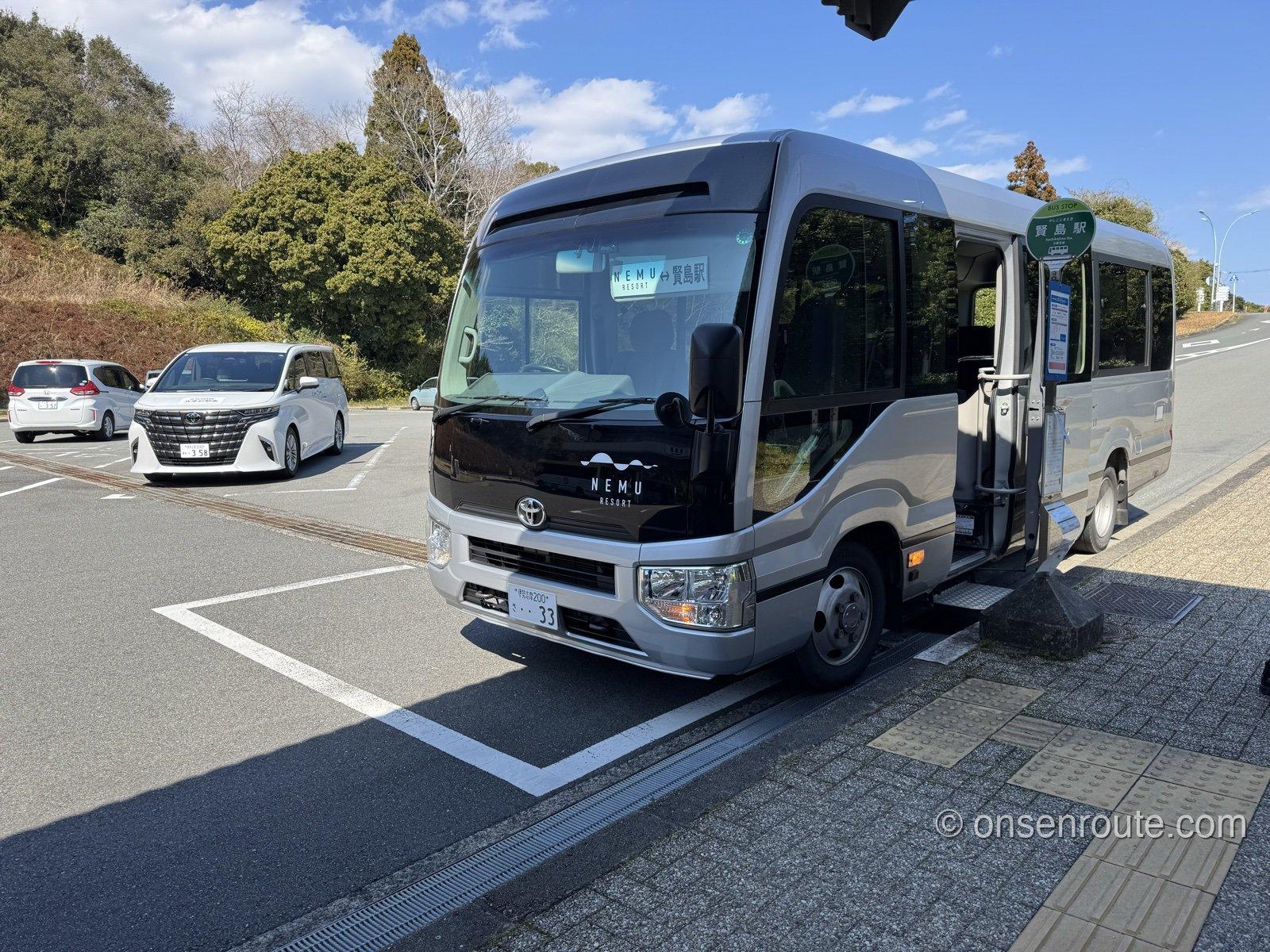 賢島駅前に停まるNEMU RESORTの送迎マイクロバス。黒と銀のボディにNEMUのロゴ
