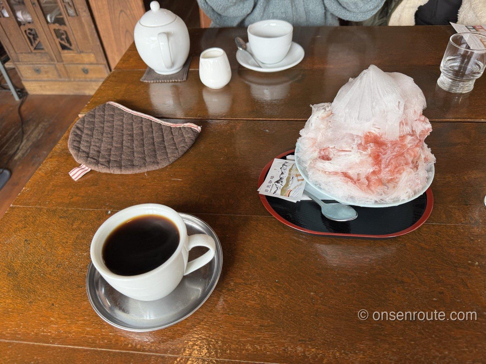 日光珈琲のテーブルに並ぶ、いちごシロップの天然氷かき氷とコーヒー
