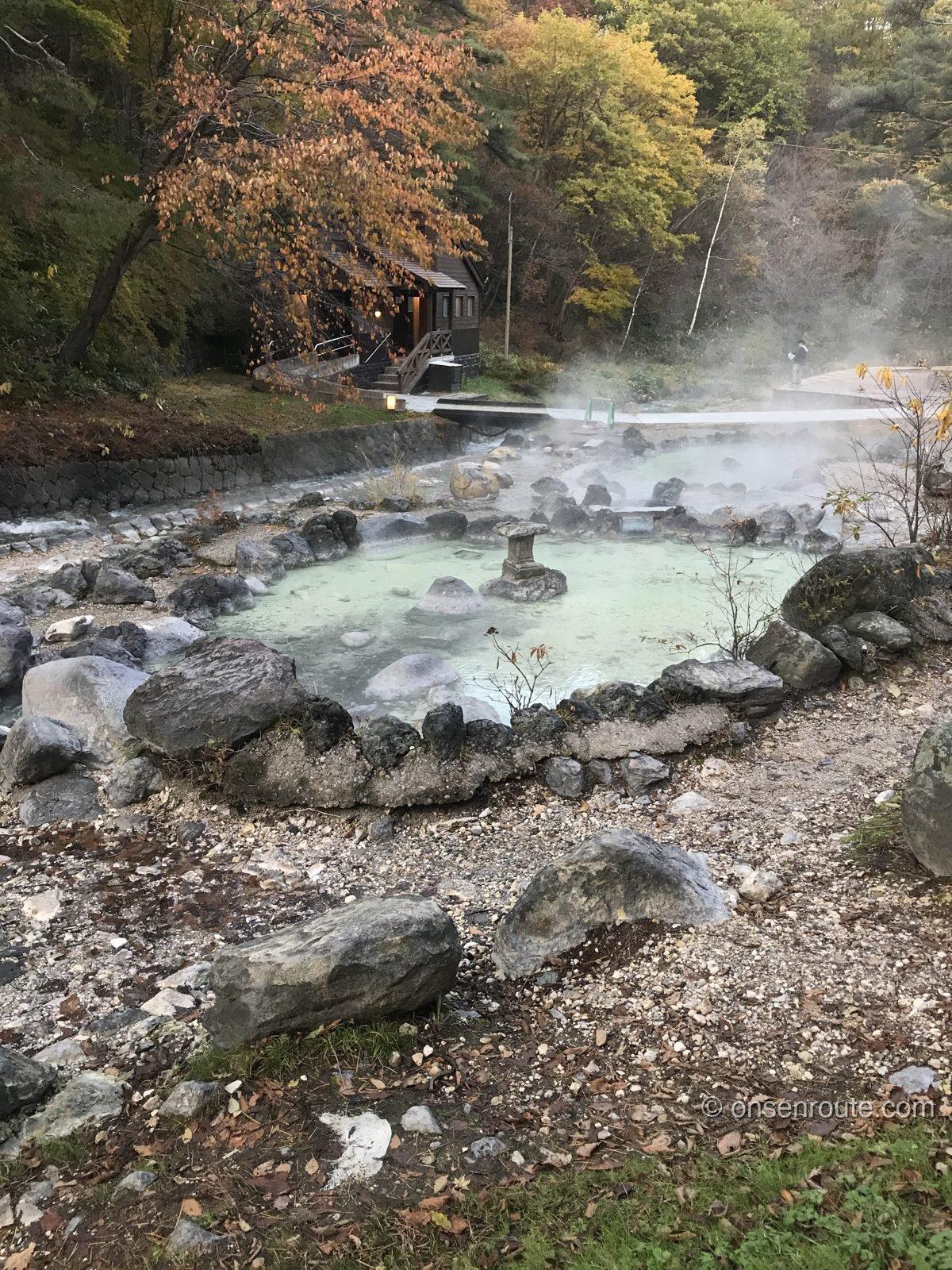 西の河原公園を流れる湯の川と紅葉