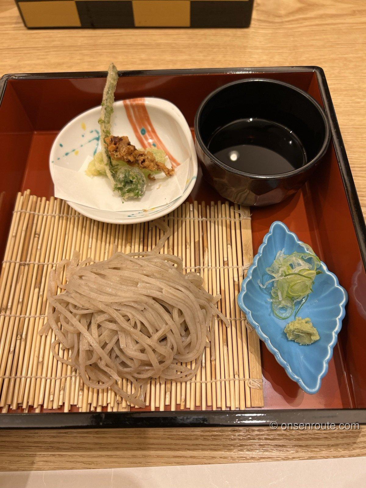 ざるそばのお膳。天ぷらの小鉢とそばつゆ、薬味が添えられている