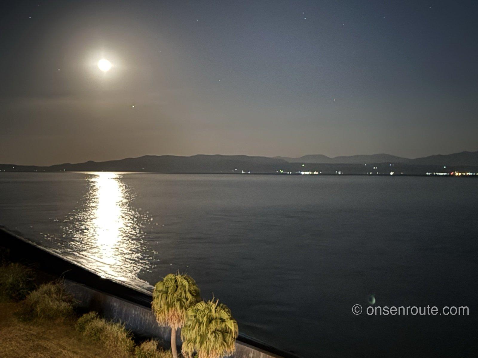休暇村指宿の海側の部屋から見た、月明かりが映る錦江湾の夜景