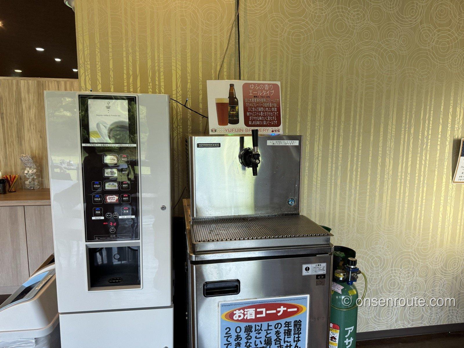 お酒コーナーの生ビールサーバーとドリンクマシン。「ゆふの香りエールタイプ」の案内が立つ