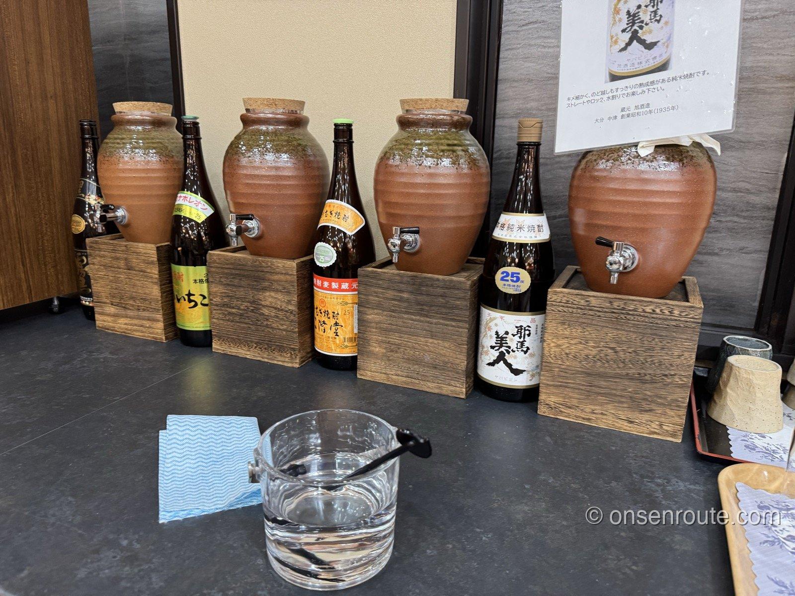 焼酎の甕がずらりと並ぶコーナー。いいちこ、耶馬美人などの瓶と説明書きが添えられている