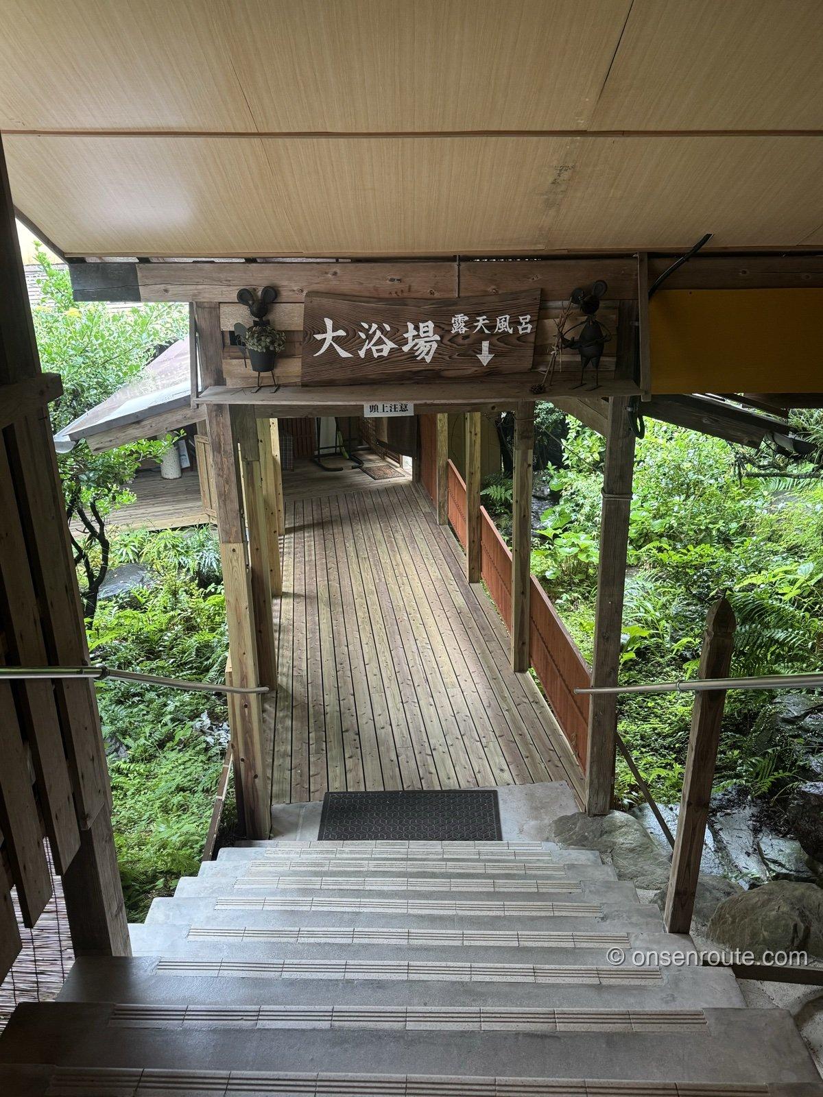 旅籠しび荘の大浴場へ続く屋根付きの階段と渡り廊下