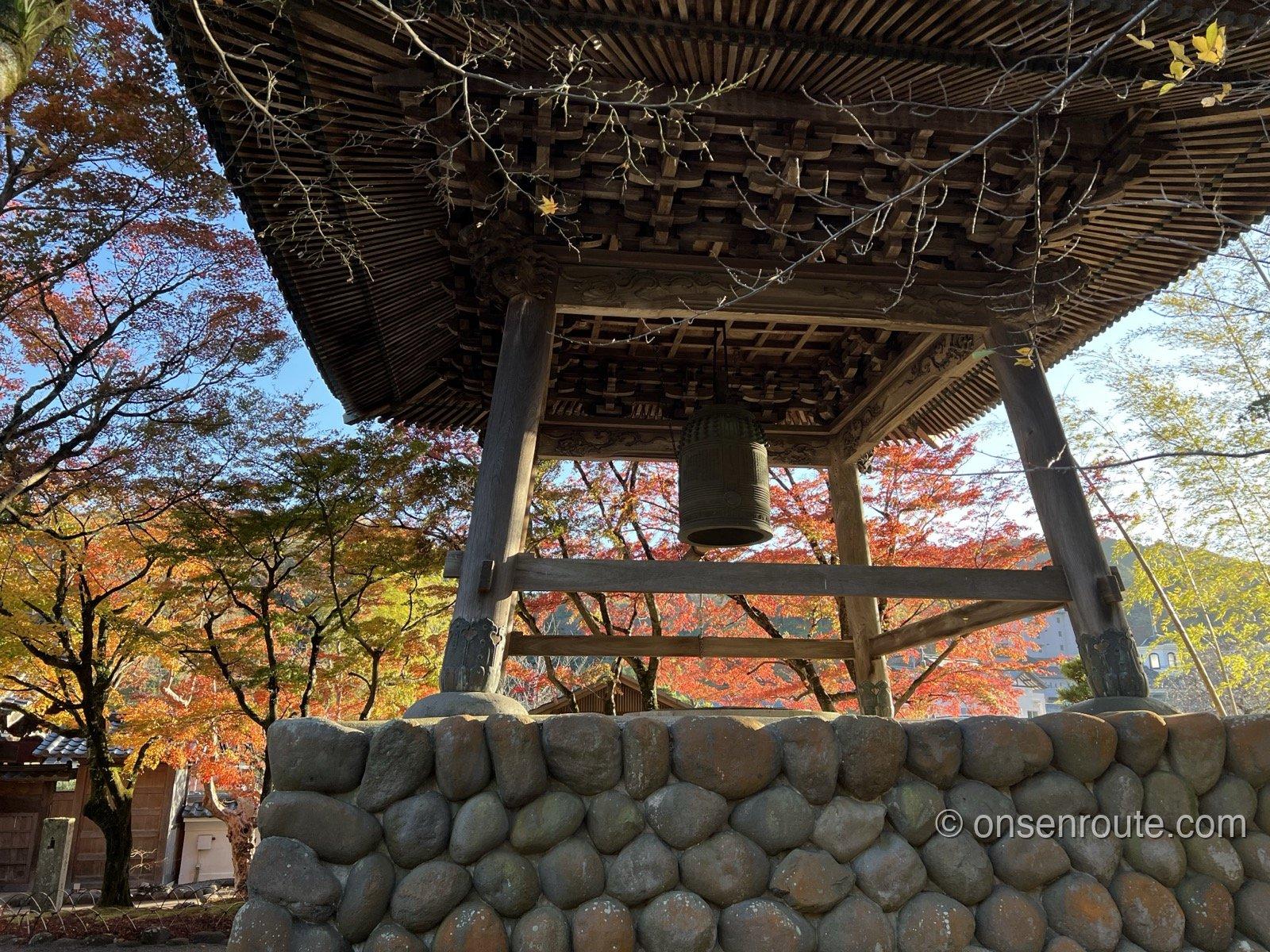 修禅寺の鐘楼、紅葉に囲まれて