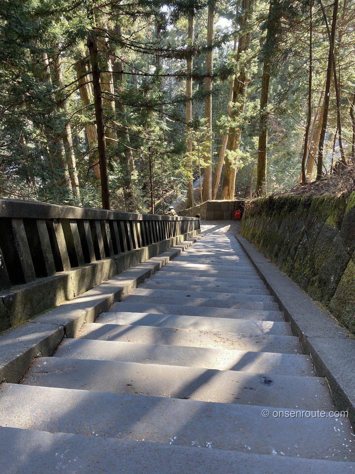 杉木立の中をまっすぐ延びる奥宮への石段