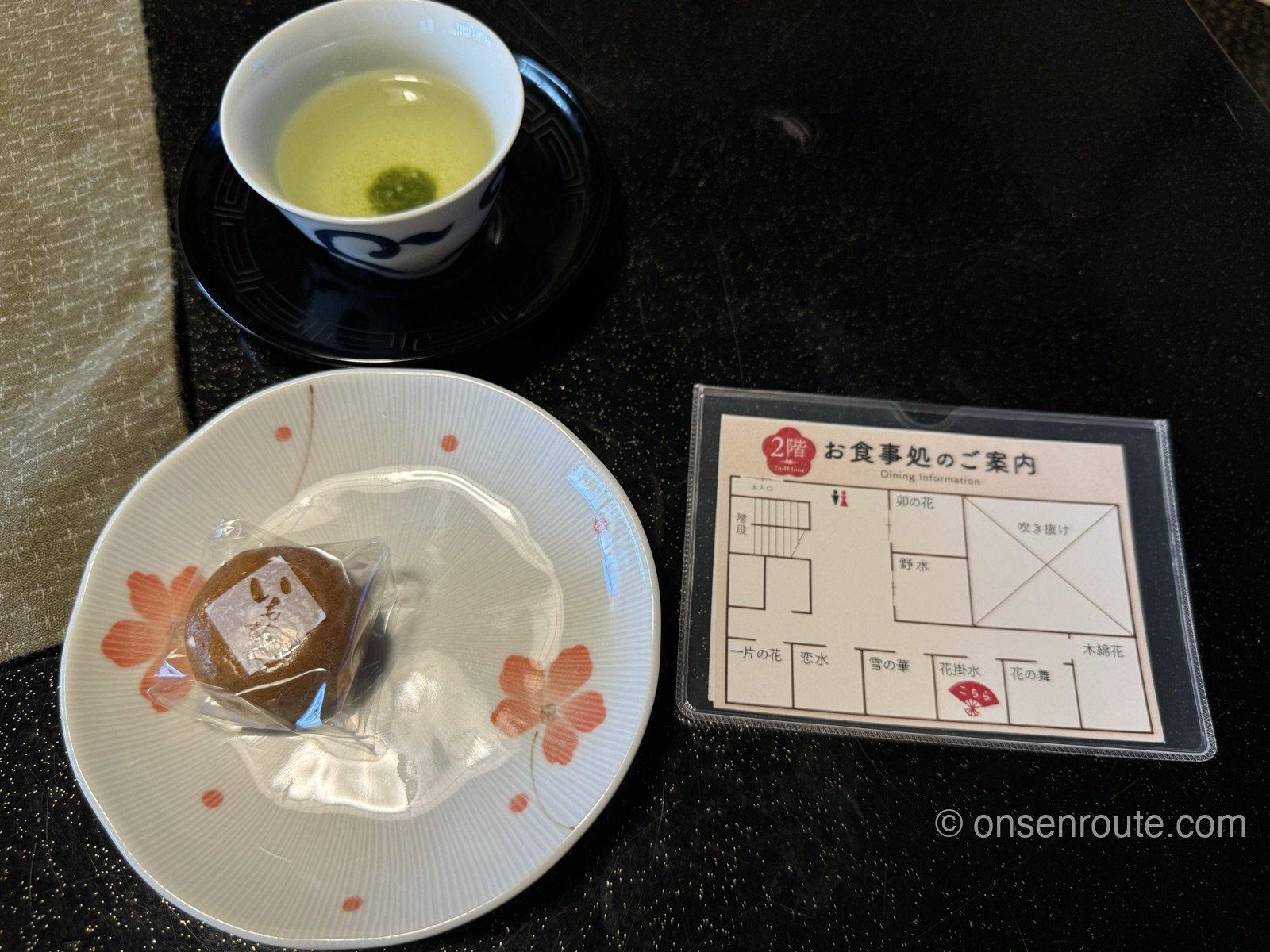 ウェルカムのお茶と個包装のお菓子、2階の食事処の案内カード