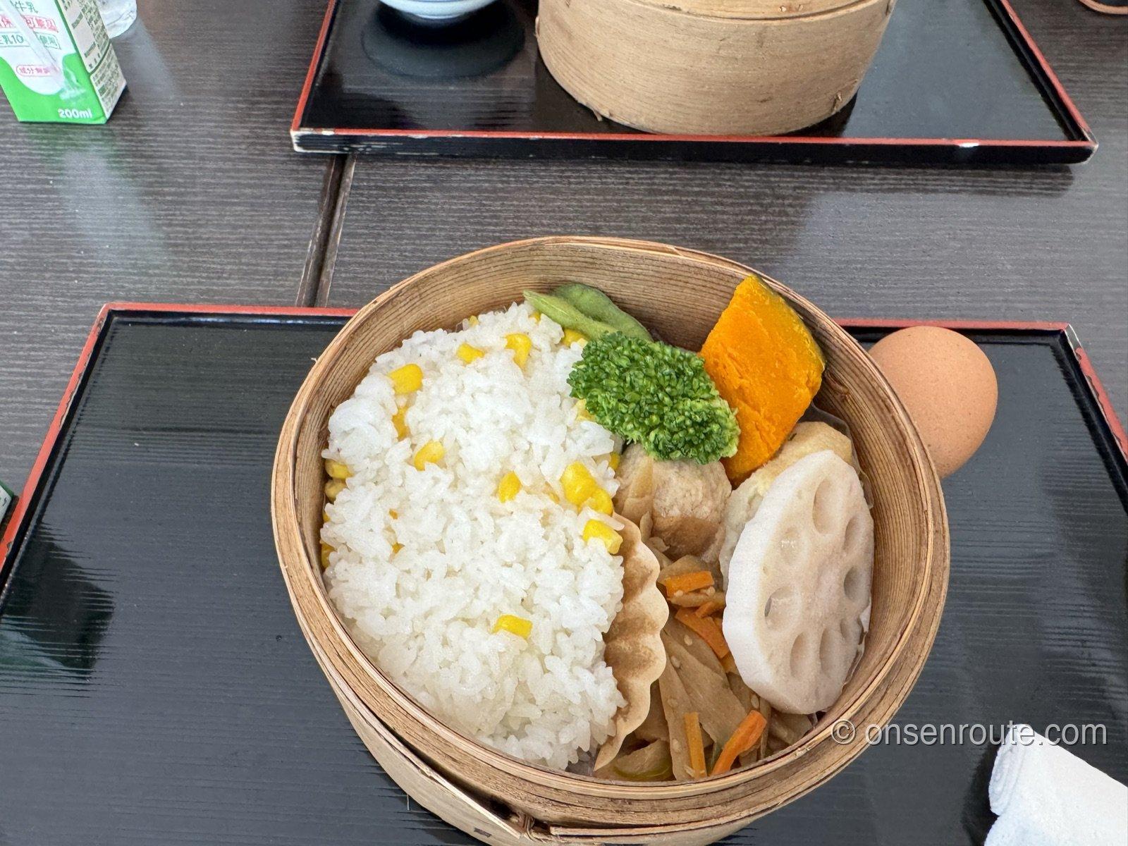 朝食のせいろ。とうもろこしご飯、焼売、蓮根、かぼちゃ、ブロッコリーが詰まっている