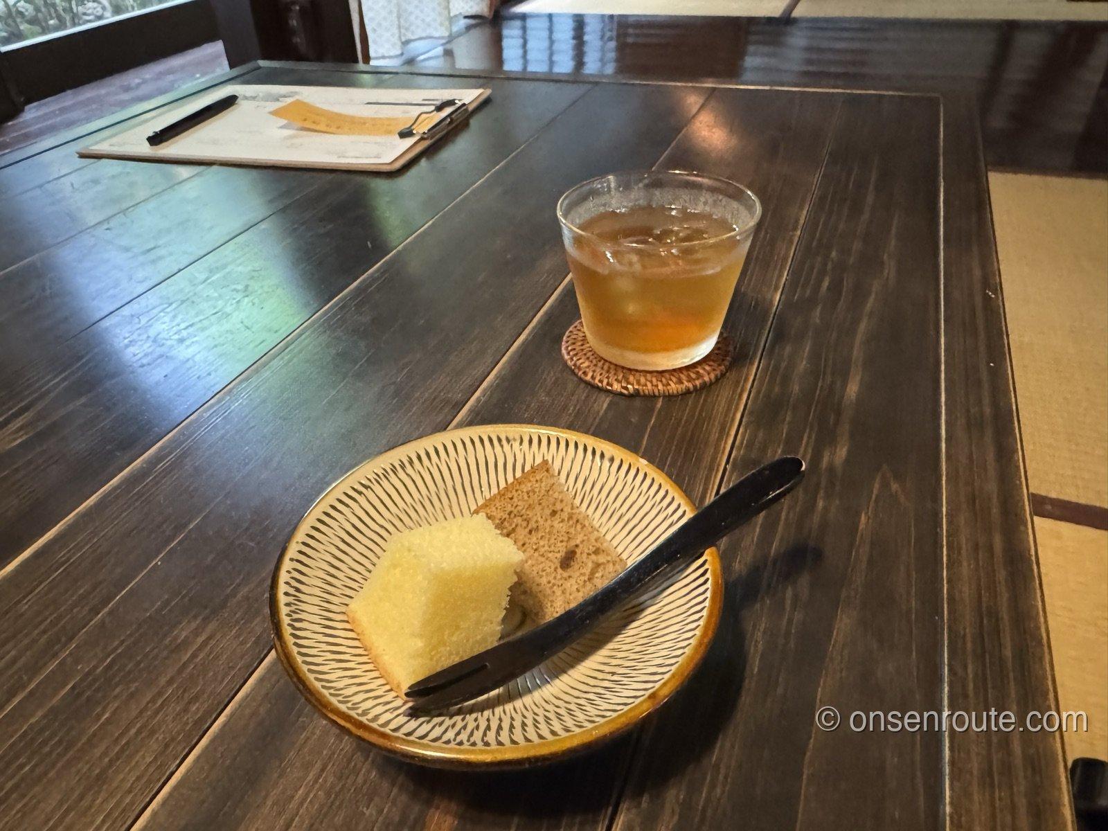 カフェアルテノイエのシフォンケーキ2切れと冷たいドリンク