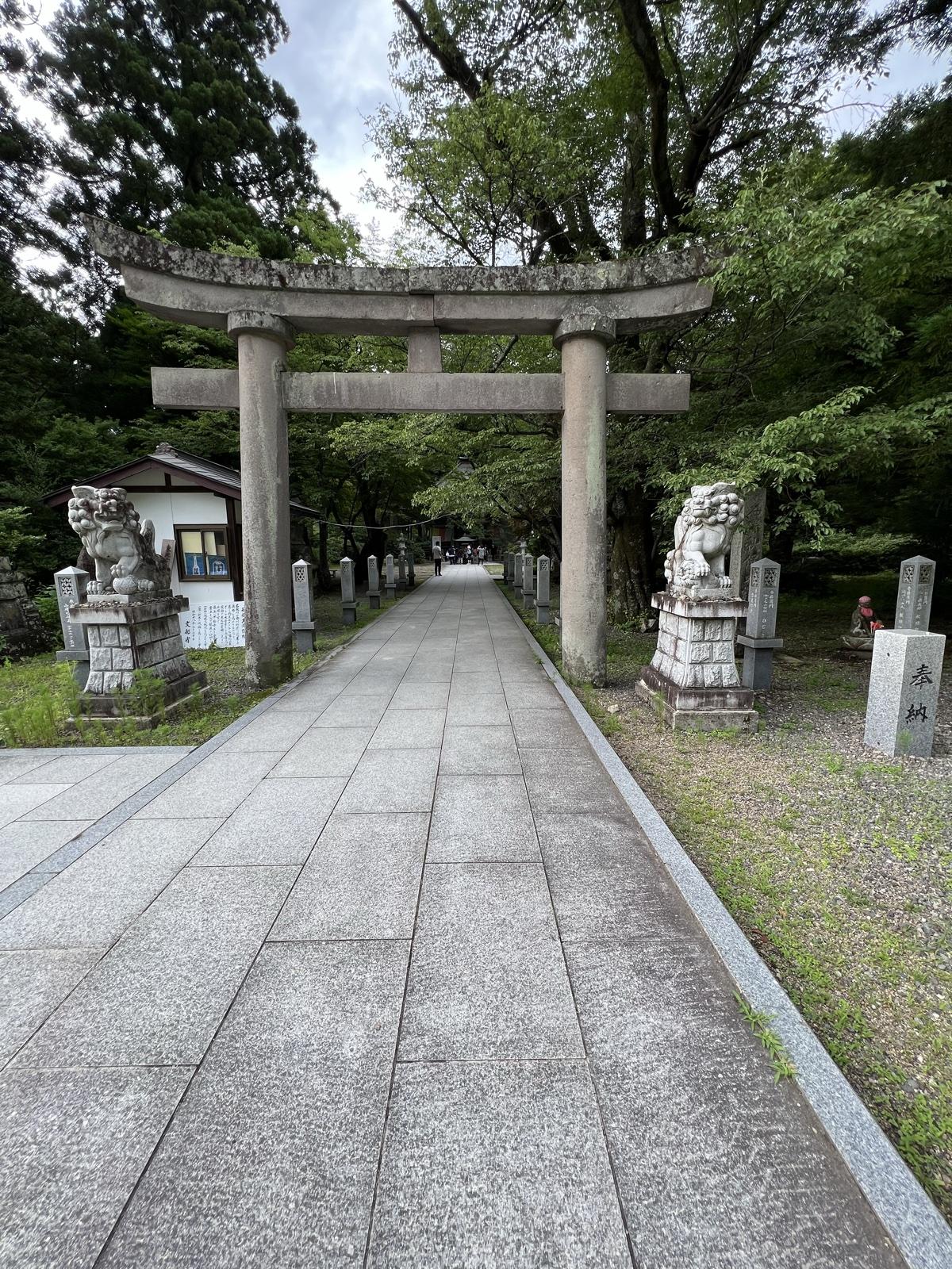 秋保大滝不動尊の石鳥居と狛犬の並ぶ参道