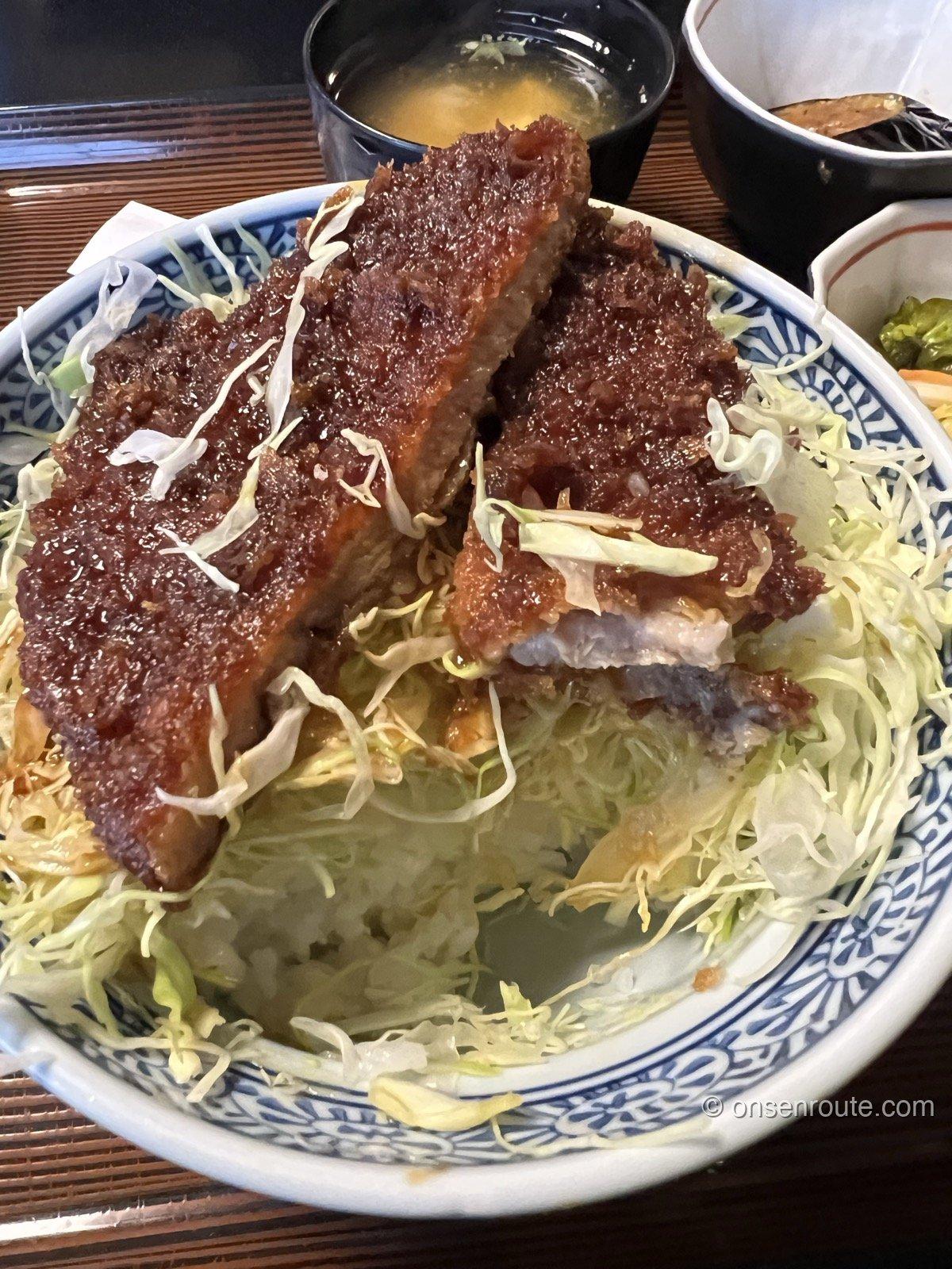 とんかつ番番のソースカツ丼 千切りキャベツの上に甘辛ダレのカツが立てて盛られている