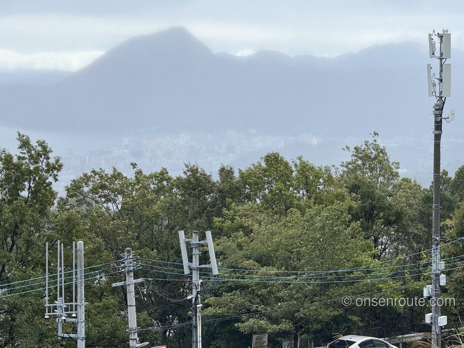 別府湾サービスエリアから見下ろす別府湾と山並み 曇り空