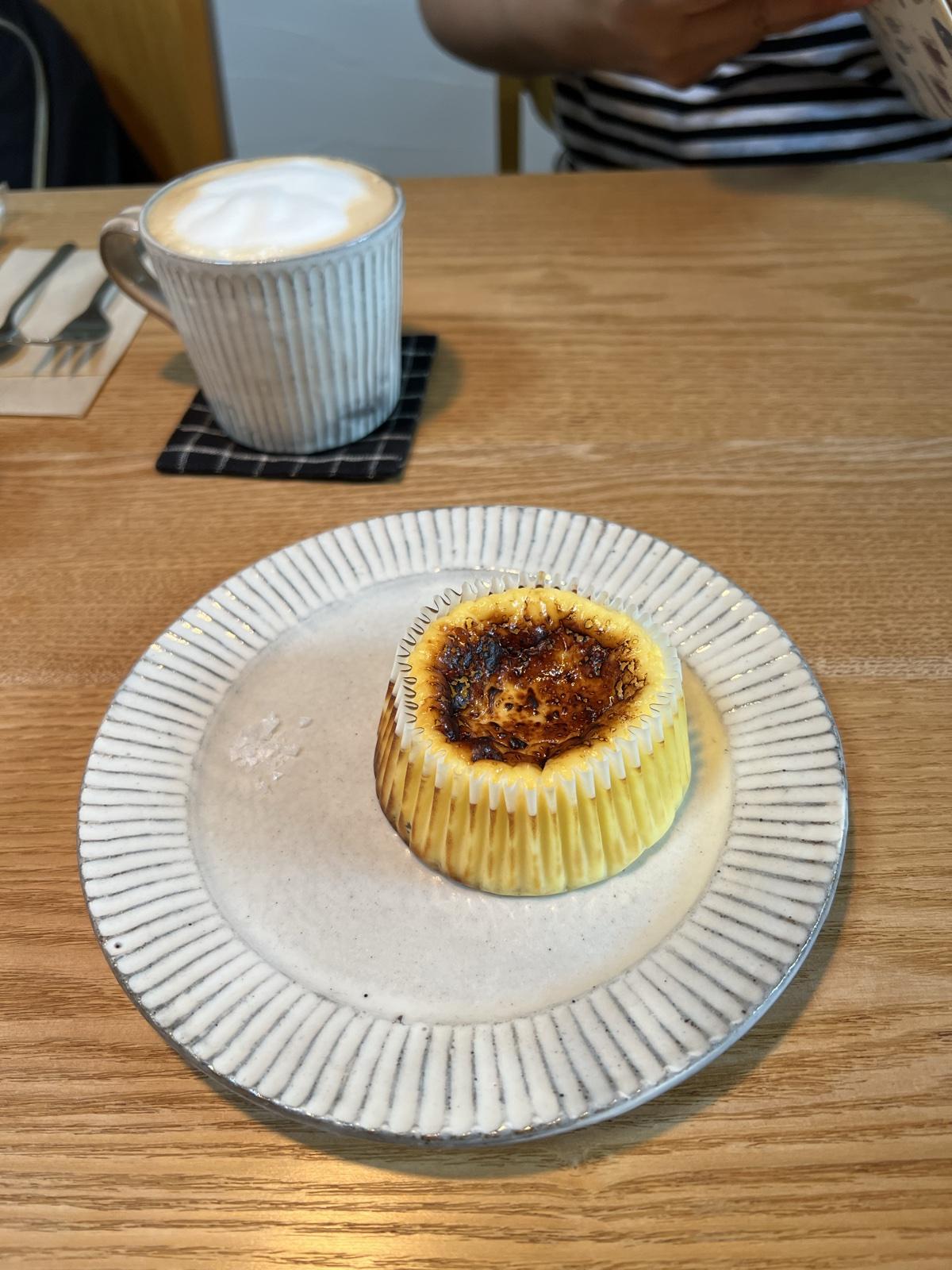 BLUE COFFEEのバスクチーズケーキとラテ。しのぎ模様の白い皿とカップ