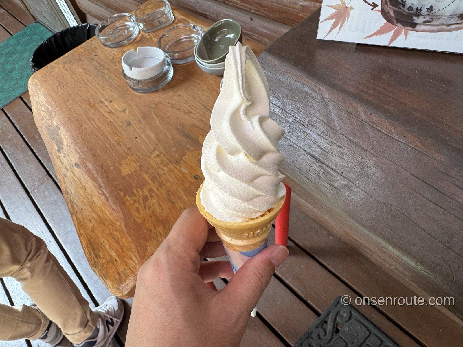 ジャージー牧場カップルの背の高いジャージーソフトクリーム