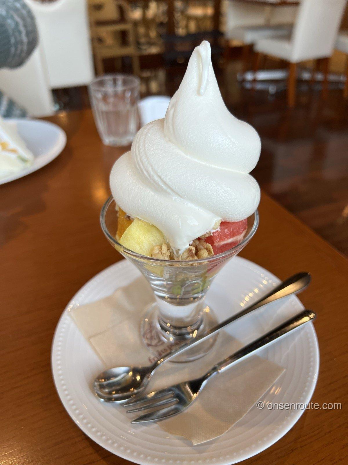フルーツピークスのパフェ ソフトクリームの下にグレープフルーツやパイナップルとグラノーラ