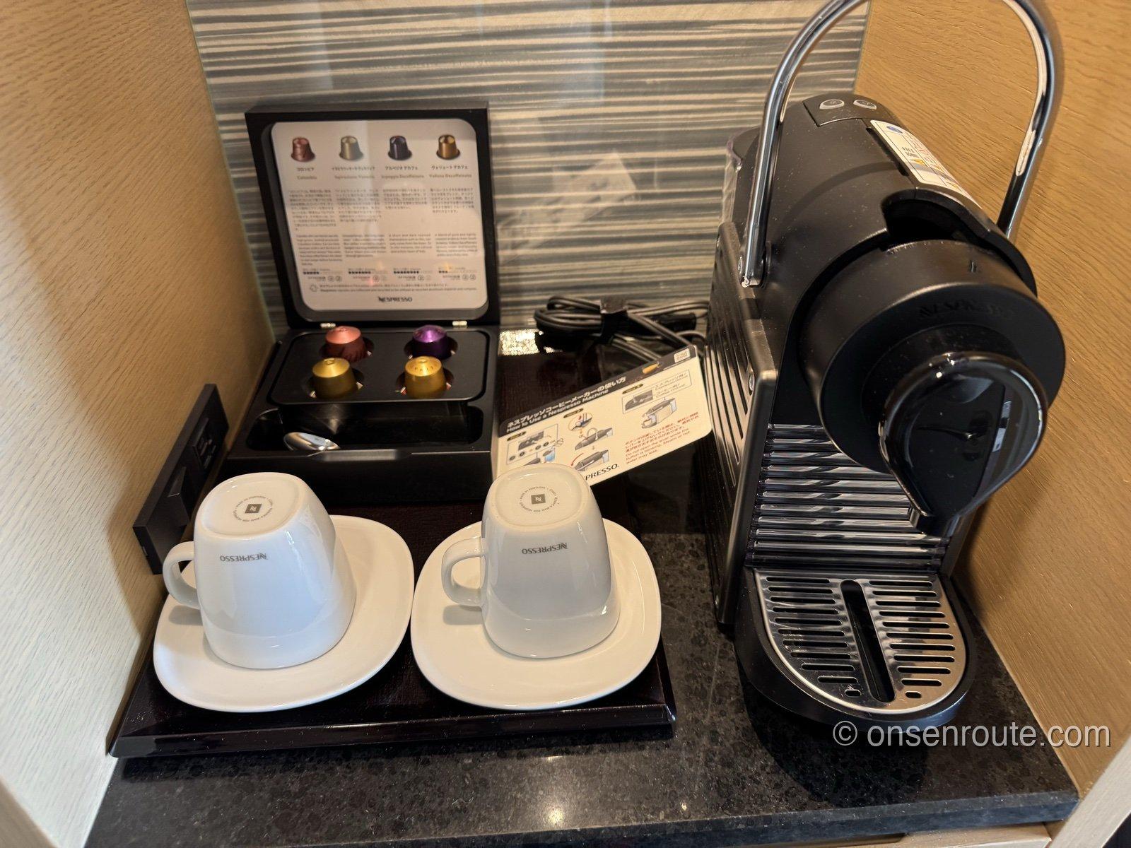 客室のNespressoコーヒーマシンとカプセル4種、カップ2客