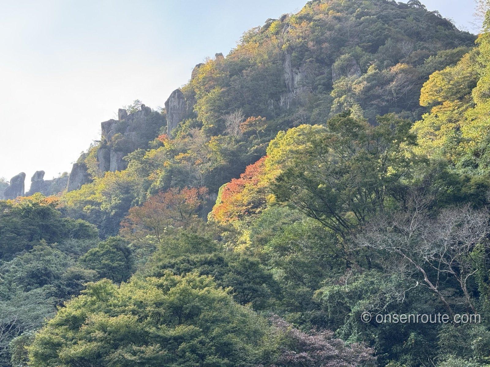 一目八景の色づき始めた紅葉と岩壁