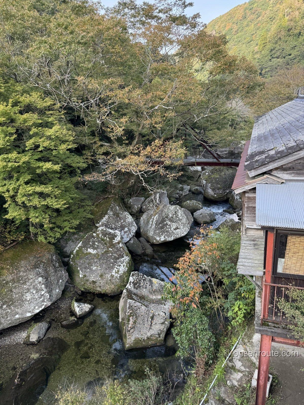 一目八景の渓流と巨岩 奥に赤い橋