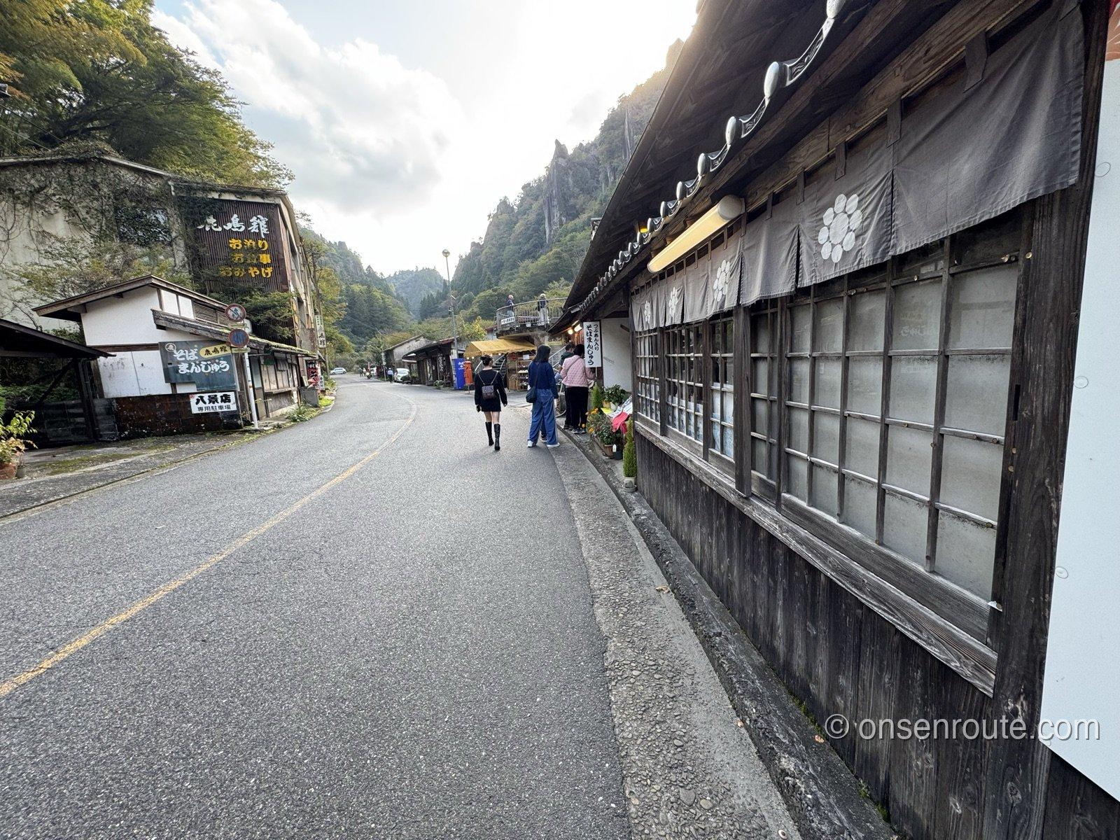 一目八景展望台周辺の土産物店が並ぶ通り