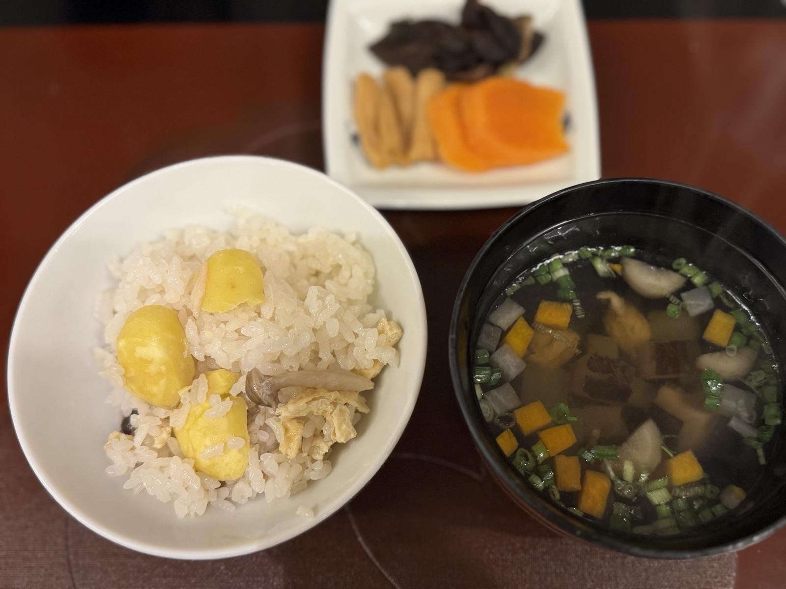 栗の炊き込みご飯と、野菜と豆腐の入った汁物、漬物