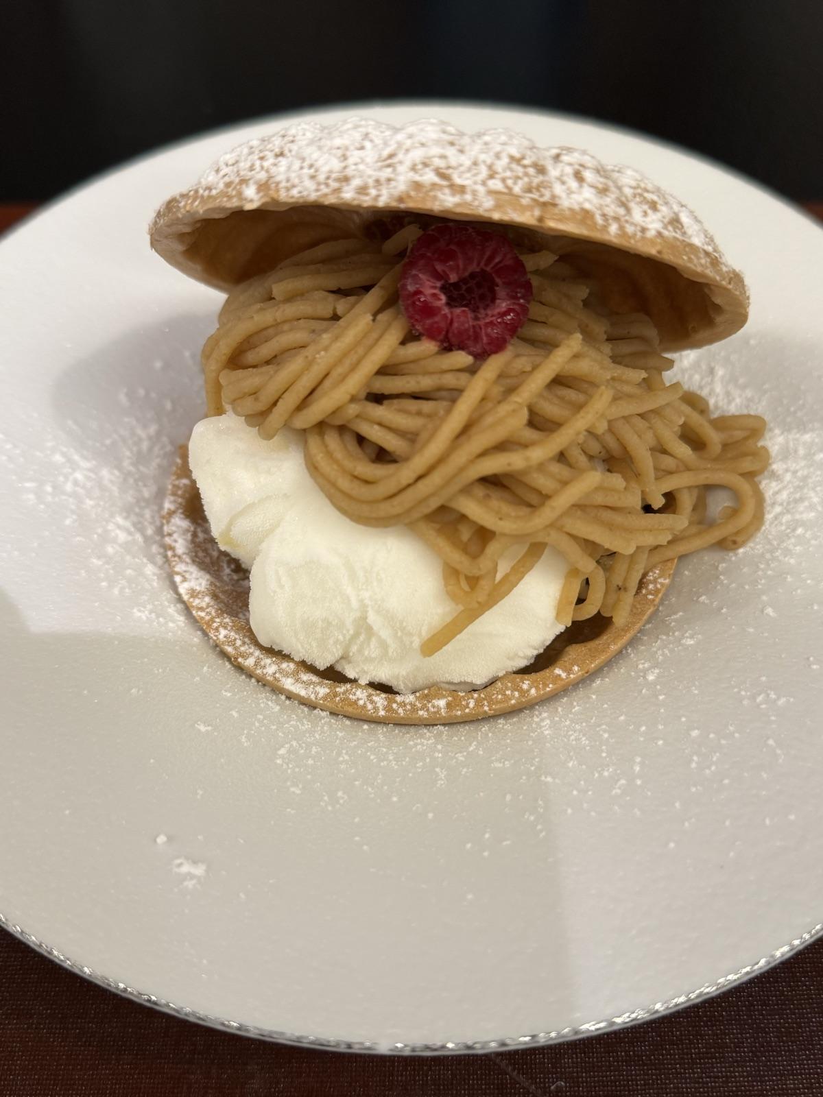 最中の皮に挟んだ栗のモンブランとアイスクリーム、上にラズベリー
