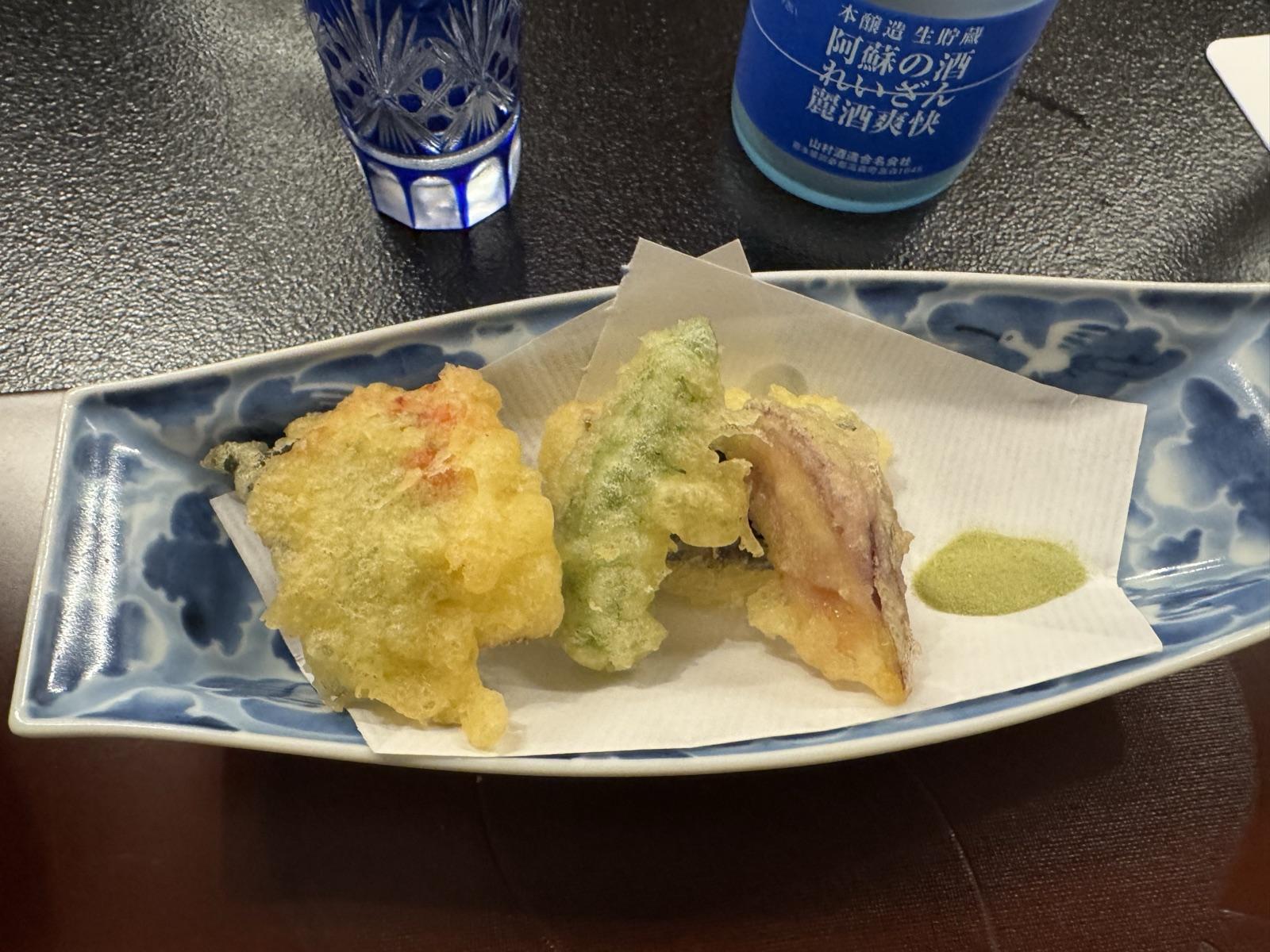 人吉旅館の夕食の揚物。海老と野菜の揚物に抹茶塩、奥に日本酒の瓶