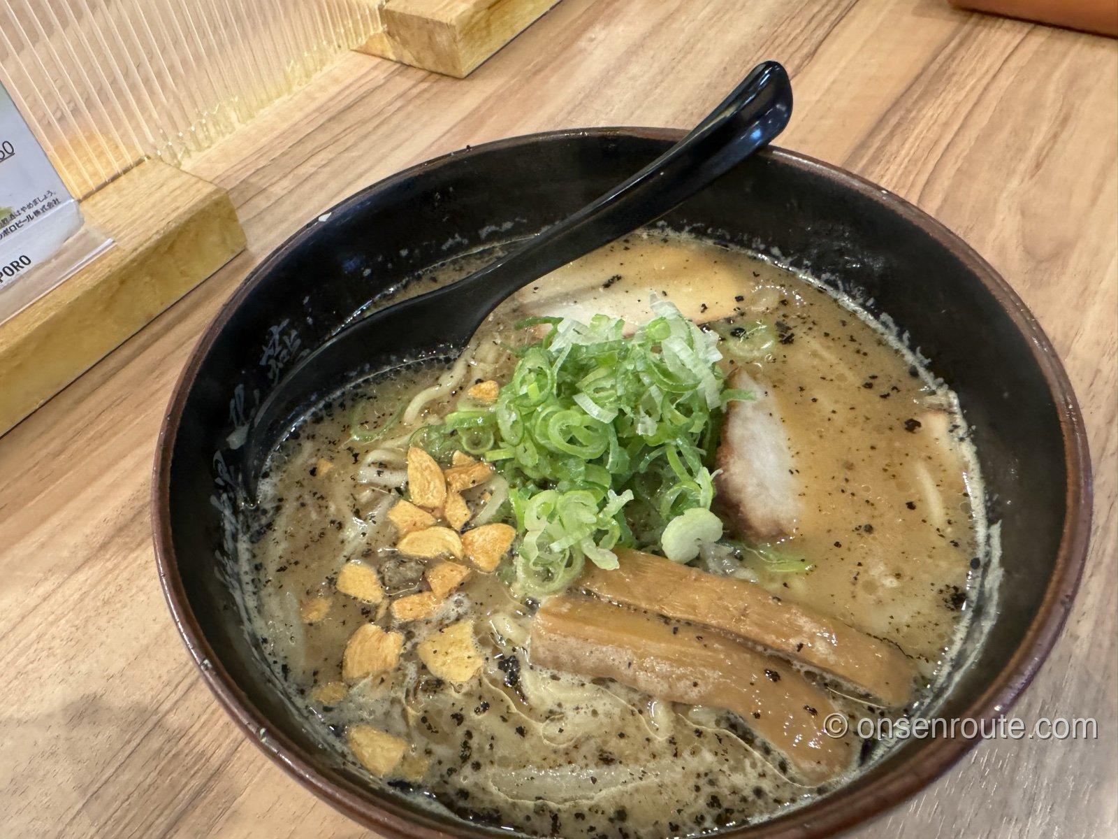 札幌飛燕の塩ラーメン。澄んだスープに揚げにんにく、ねぎ、チャーシュー、メンマ
