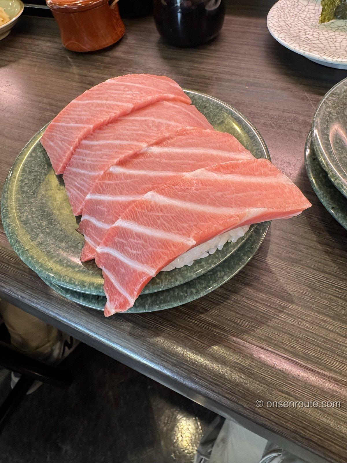 亀正くるくる寿司の分厚い中トロの握り