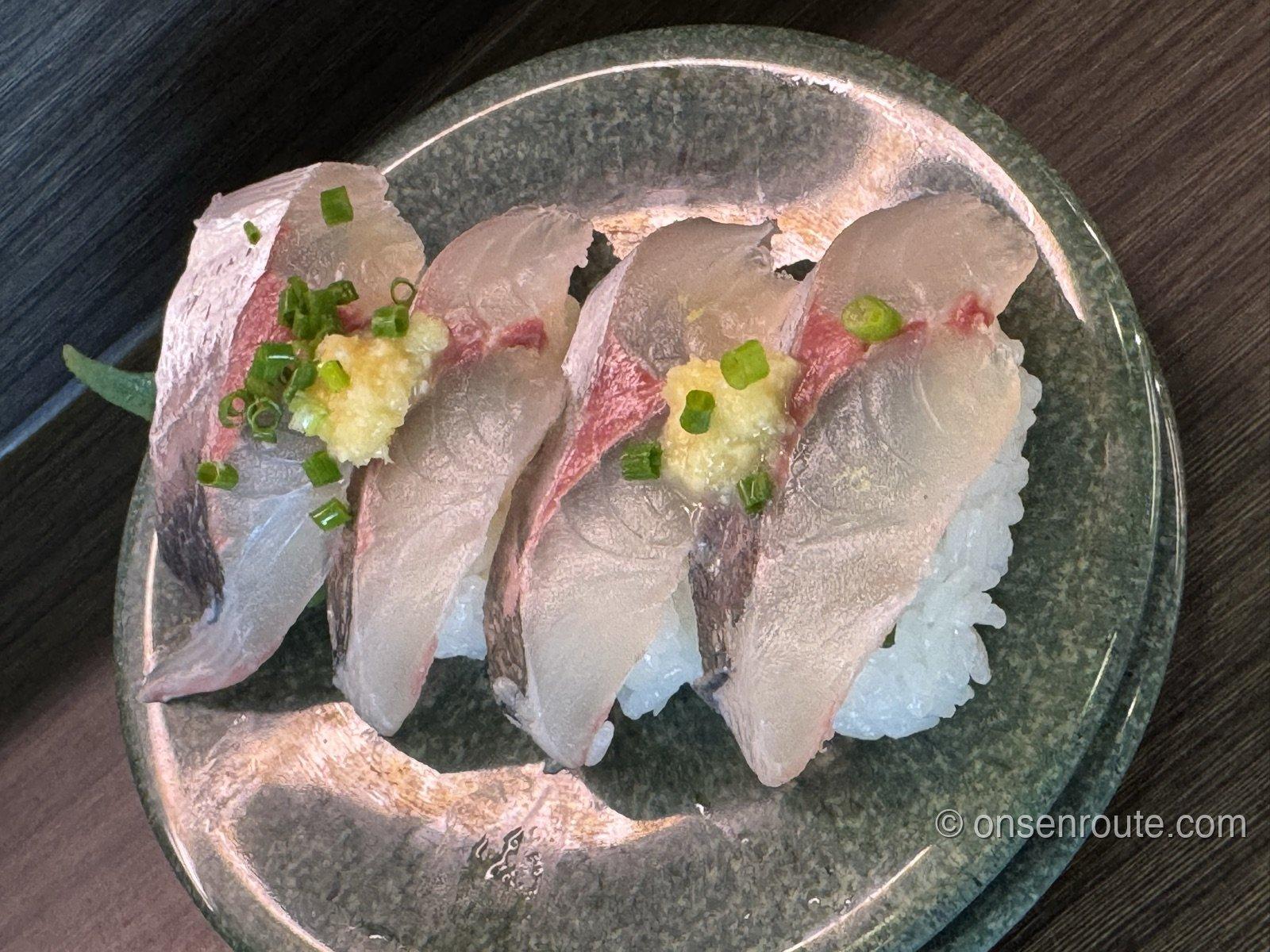 亀正くるくる寿司の関アジの握り 薬味のせ