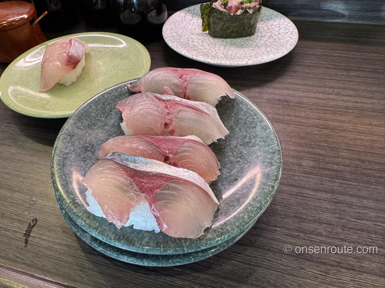 亀正くるくる寿司の関サバの握り