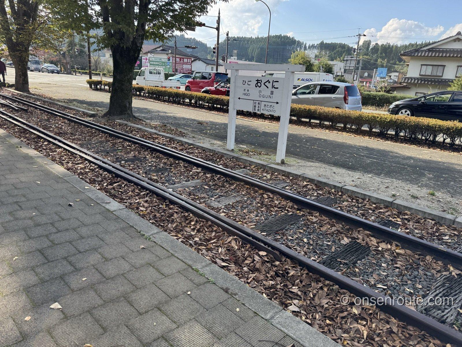 道の駅小国ゆうステーション脇に残る旧国鉄宮原線の線路と肥後小国駅の駅名標