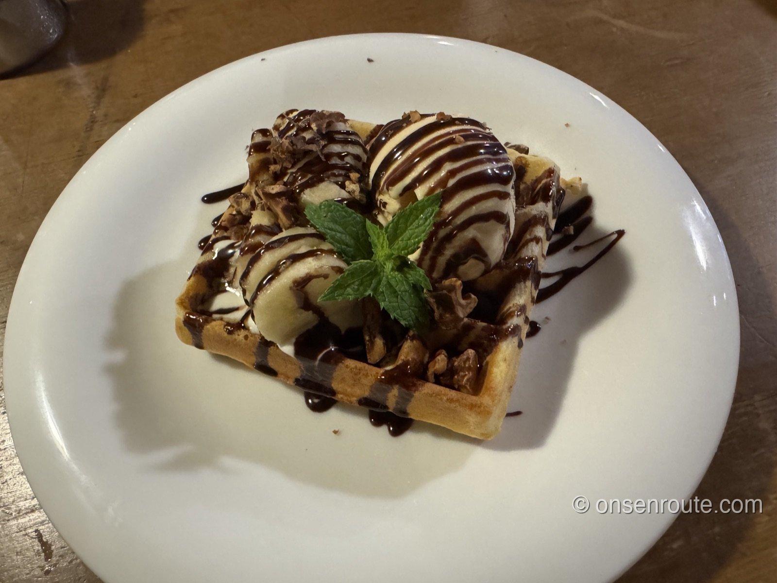 森の時間のチョコレートソースがかかったバナナワッフル