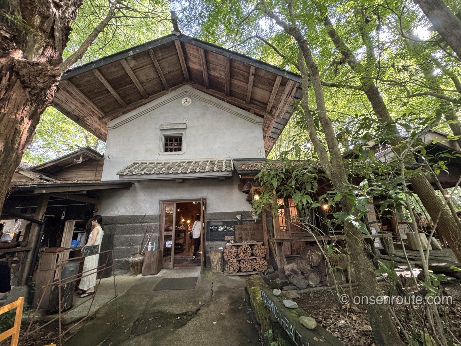 木立に囲まれた蔵造りのカフェ森の時間の外観