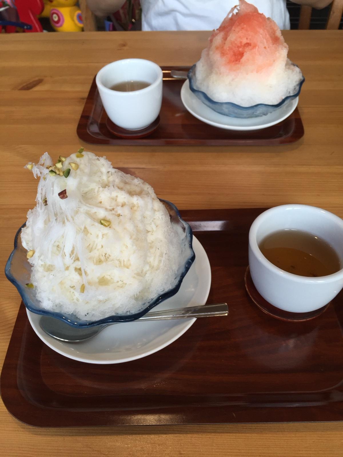 音茶屋のかき氷2つ。手前に白いかき氷、奥に赤いシロップのかき氷、それぞれお茶つき