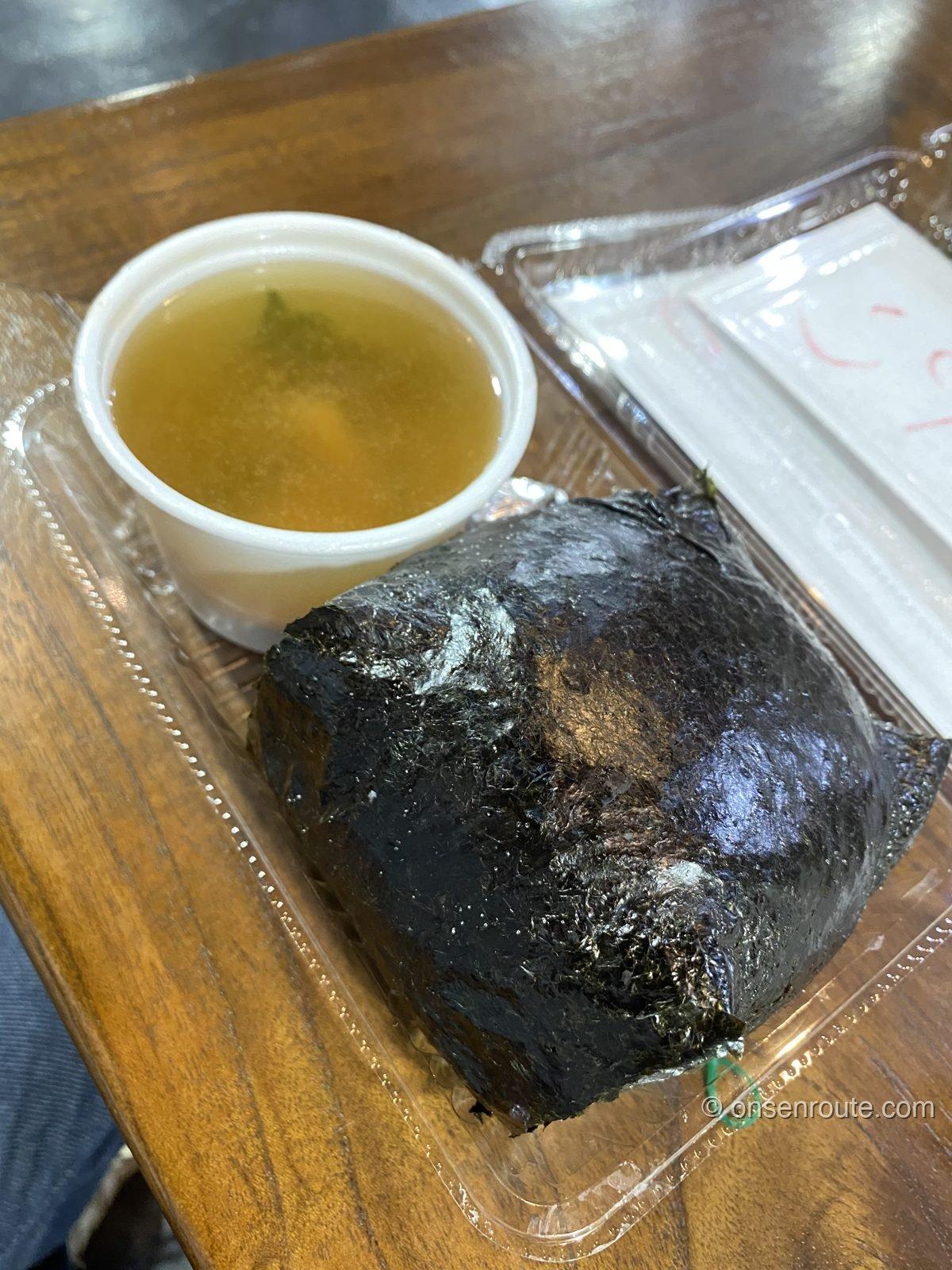 ぽんしゅ館の名物、爆弾おにぎり