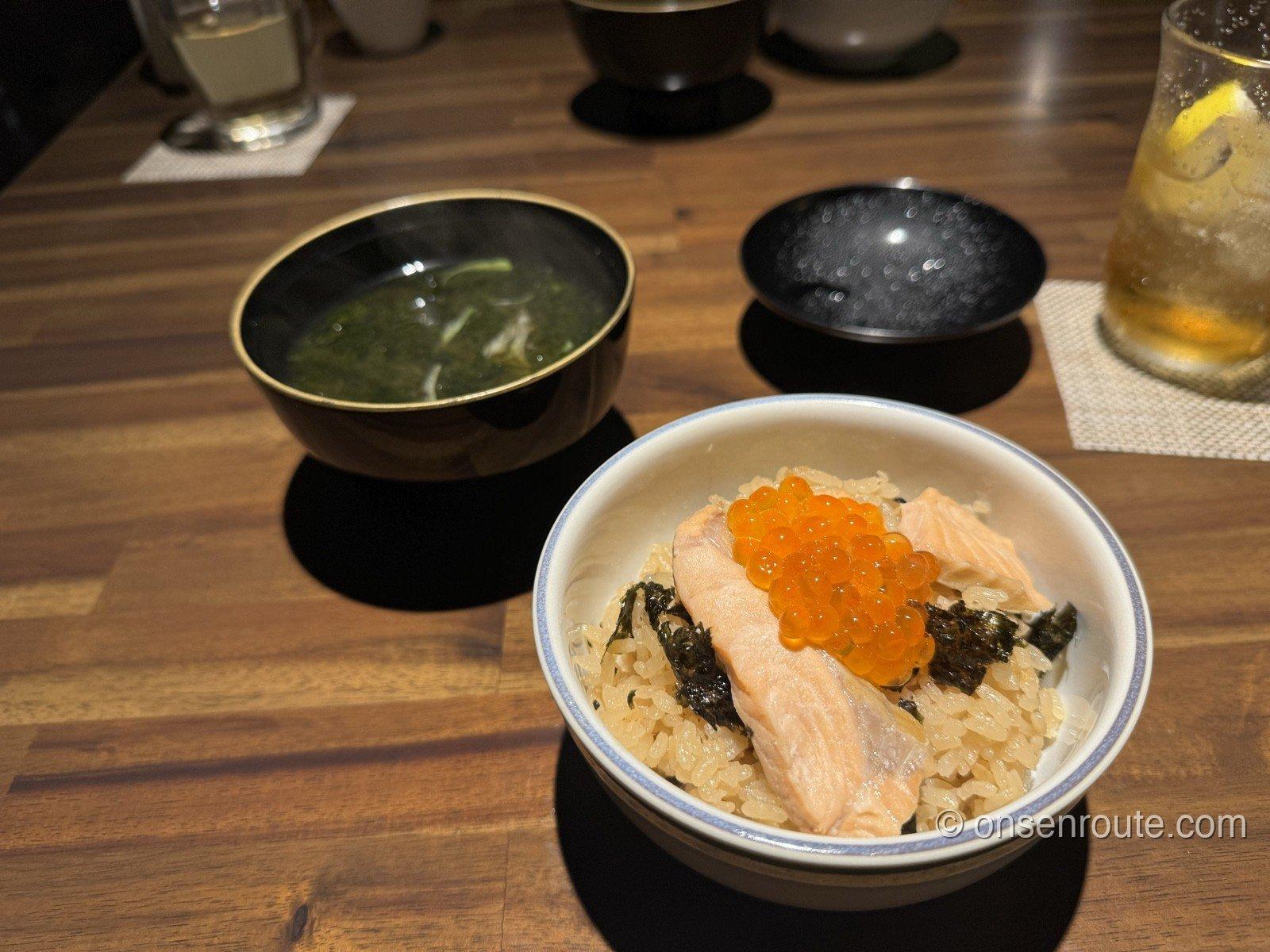 釜炊きのはらこめし。白飯の上にいくらと鮭の身がたっぷりのせられ、脇にあおさの味噌汁とハイボールのグラスが置かれている