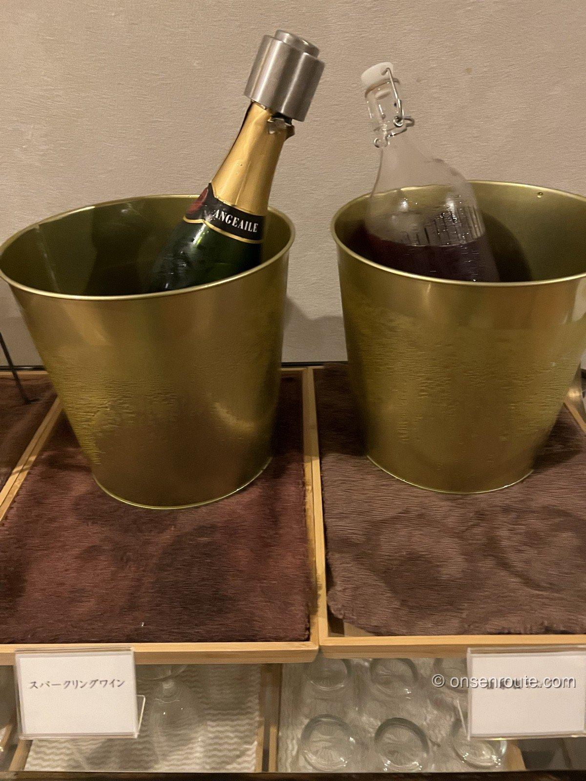 金色のワインクーラー2つ。それぞれに「スパークリングワイン」「自家製サングリア」と書かれた札が下がっている