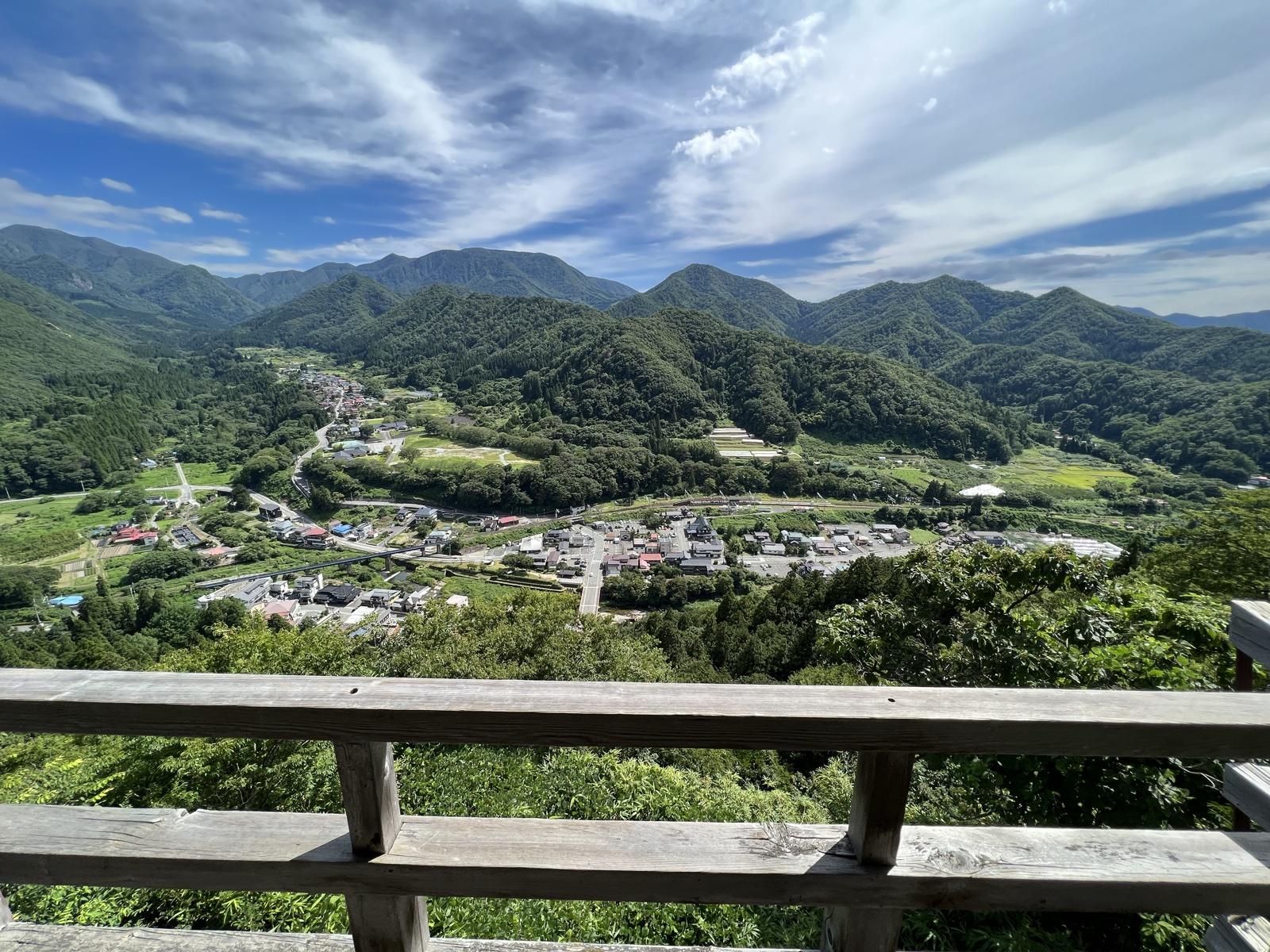 山寺・五大堂からの眺め。門前町と田園、連なる山々と青空