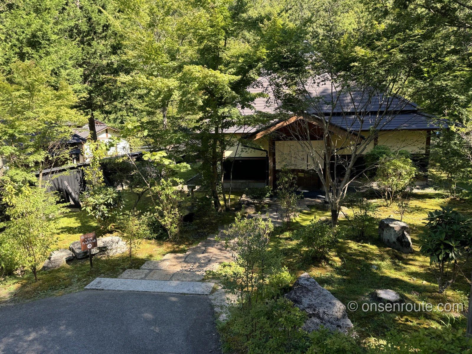 黒川温泉 山みず木の緑に包まれた庭とアプローチ