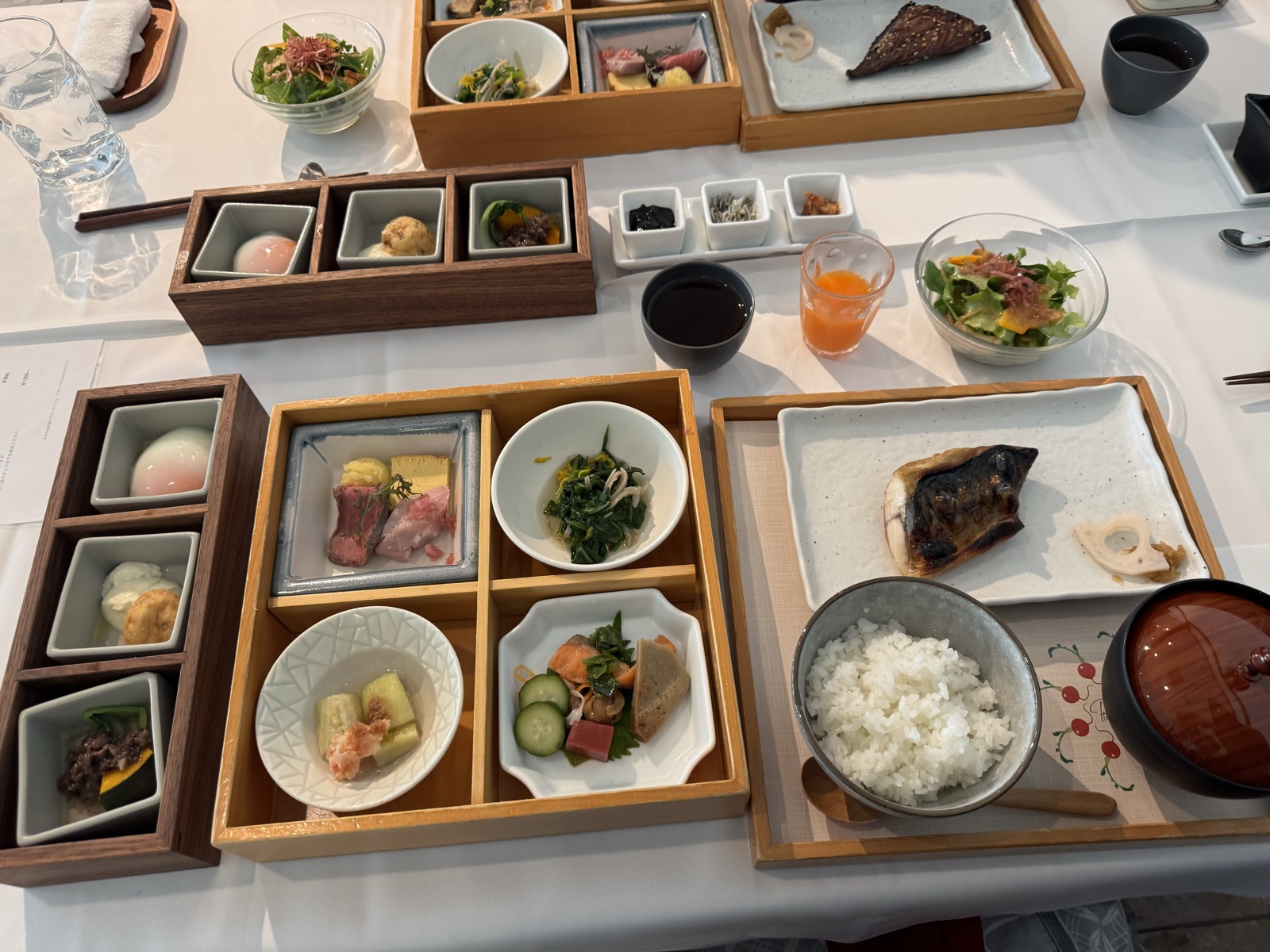 焼き魚をメインに小鉢が並ぶAlbergo湯楽の和朝食