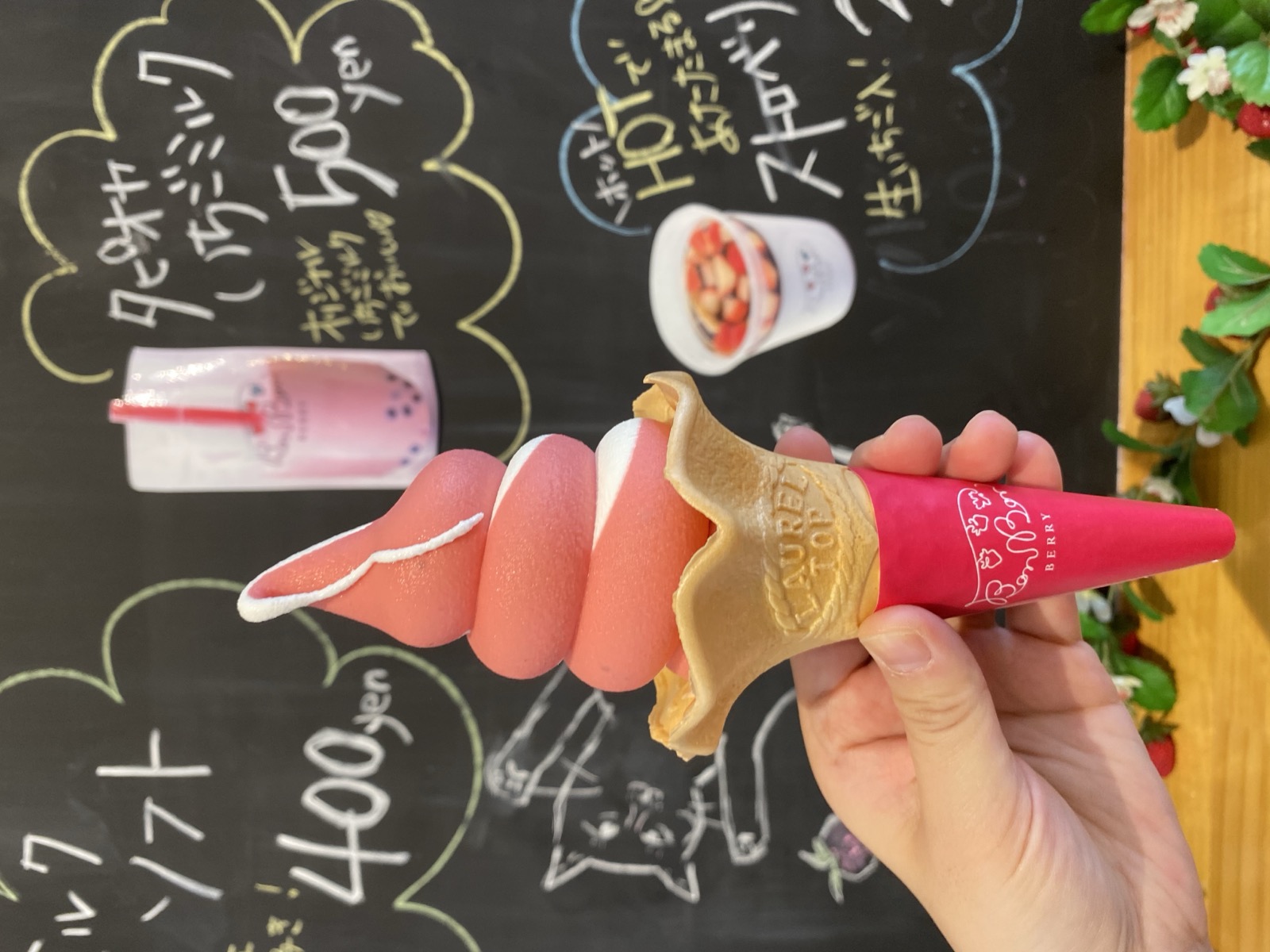 いちごBonBonBERRYの濃厚いちごソフトクリーム